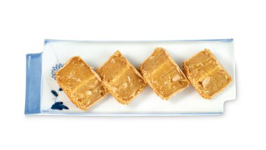 Sonbahar ortası Çin festivali için dilimlenmiş ay çöreği beyaz arka planda izole edilmiş, kırpma yolu da dahil