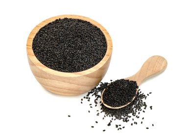 Kıllı fesleğen tohumları, ahşap kase ve beyaz arka planda izole edilmiş kaşık.