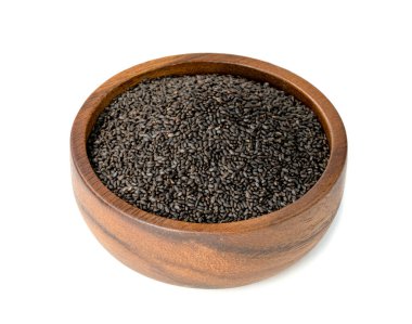 Beyaz arka planda izole edilmiş ahşap kaseli kıllı fesleğen tohumları.