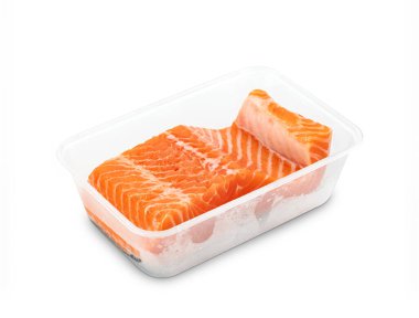 Beyaz arka planda izole edilmiş plastik kutuya dilimlenmiş taze somon filetosu parçası, kırpma yolunu da içerir