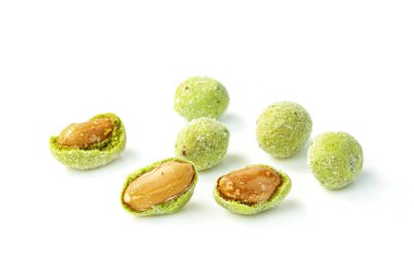 yer fıstığı nori wasabi aromalı beyaz arka planda izole edilmiş