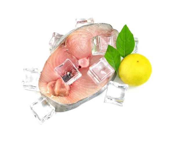 Испанская Скумбрия Ломтик Пятнистая Скумбрия Лимоном Листьями Базилика Кубика Льда — стоковое фото