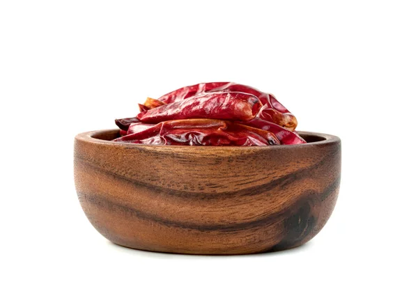 红底红辣椒或干辣椒放在木制碗中 与白色背景隔离 — 图库照片
