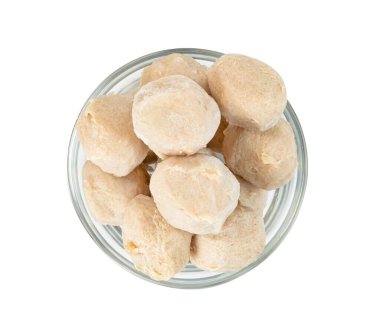 Beyaz arka planda izole edilmiş cam kasedeki köfte, kırpma yolunu da içerir