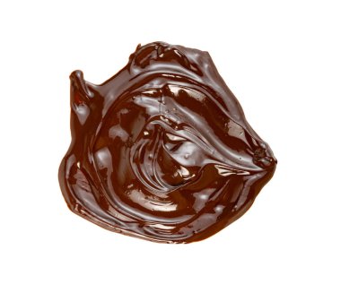 Çikolata beyaz arka planda izole bir şekilde yayılmış.