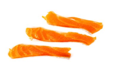 Beyaz arka planda izole edilmiş taze somon filetosu. 