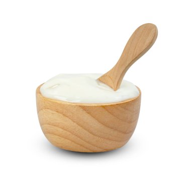 Beyaz arka planda izole edilmiş ahşap kase ve kaşık içinde nata de coco dutche ile yoğurt, kırpma yolu içerir