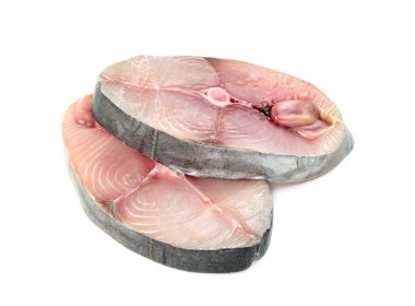 İspanyol uskumru dilimi ya da benekli uskumrular beyaz arka planda izole edilmiş, Scomberomorus