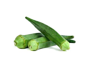 Bamya beyaz arkaplanda izole edildi