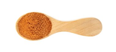 Kırmızı biber tozu ya da beyaz arka planda izole edilmiş ahşap kaşıkla kuru kırmızı biber.