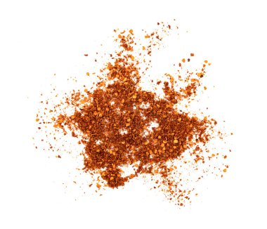 Kırmızı biber tozu ya da kuru kırmızı biber beyaz arkaplanda izole edilmiş.
