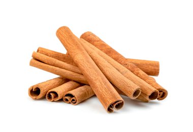 Tarçın çubukları beyaz arkaplanda izole