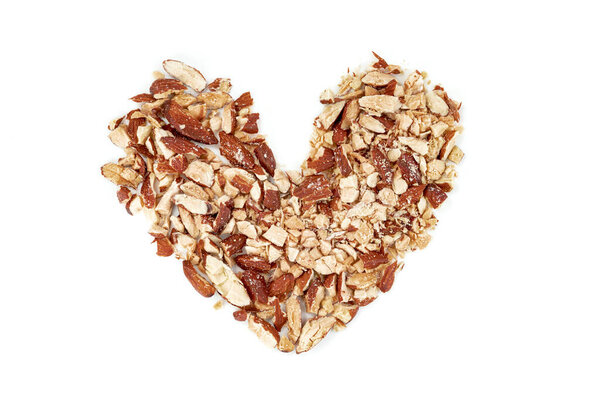 сломанный миндаль природный жареный изолирован на белом фоне 