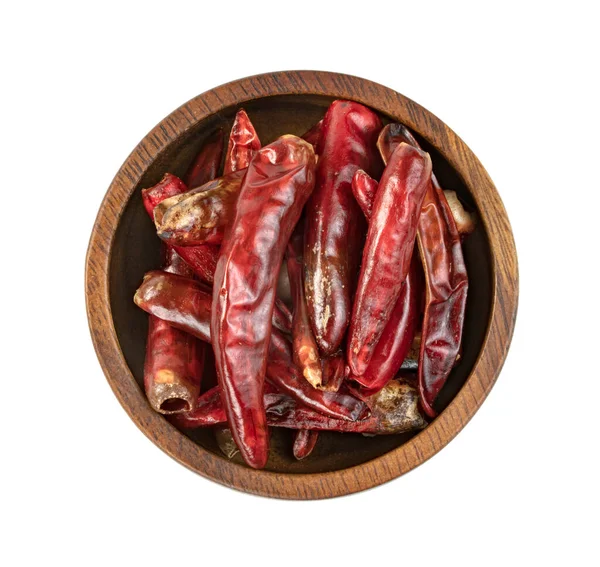 红底红辣椒或干辣椒放在木制碗中 与白色背景隔离 — 图库照片