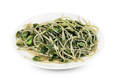 Beyaz arkaplanda izole edilmiş yemek ile kızartılmış ayçiçeği filizi, kırpma yolunu da içerir