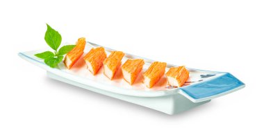 Kapalı yengeç çubukları ve fesleğen yaprakları.