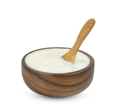 Beyaz arka planda izole edilmiş ahşap kase ve kaşık içinde nata de coco dutche ile yoğurt, kırpma yolu içerir