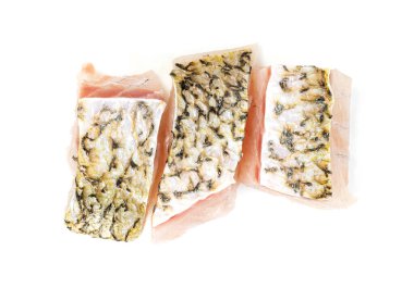 Beyaz arka planda izole edilmiş barramundi ya da deniz kabuğu balığı