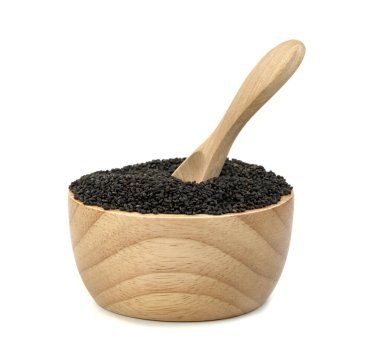 Kıllı fesleğen tohumları, ahşap kase ve beyaz arka planda izole edilmiş kaşık.