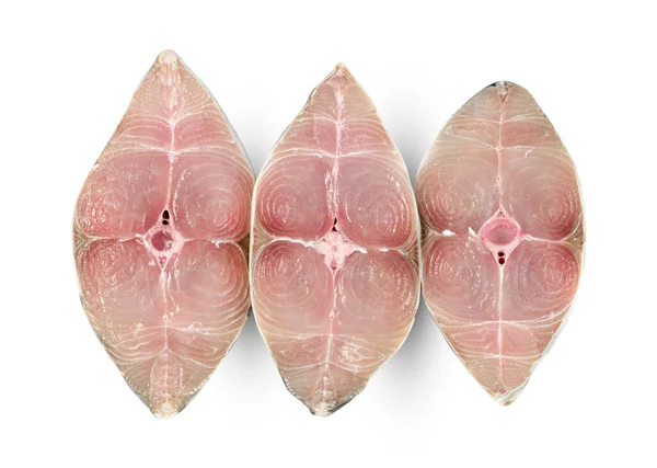스페인 고등어 조각이나 배경에 분리되어 고등어 Scomberomorus — 스톡 사진