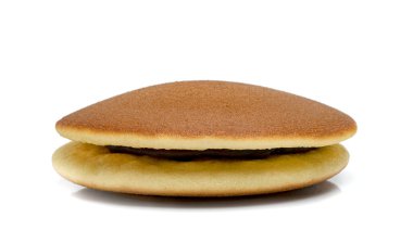 Dorayaki ya da Japon krepleri beyaz arka planda izole edilmiş.