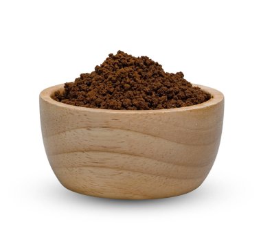 Beyaz arka planda izole edilmiş ahşap kaseli anında kahve tozu. 