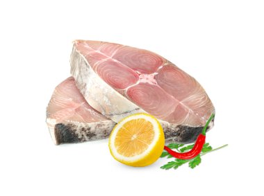 İspanyol uskumru dilimi ya da benekli uskumru yapraklı kişniş, acı biber ve limon beyaz arka planda izole edilmiş, Scomberomorus.