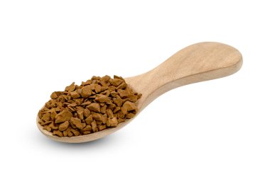 Beyaz arka planda izole edilmiş ahşap kaşık ile anlık kahve tozu, kırpma yolunu da içerir