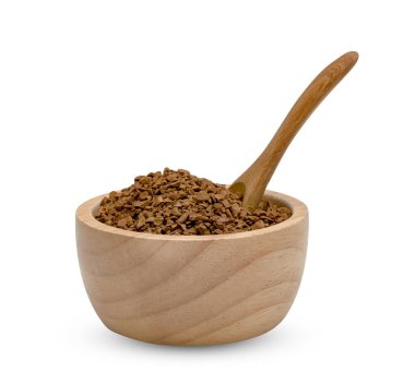 Beyaz arka planda tahtadan kaşık ve kase ile anlık kahve tozu 