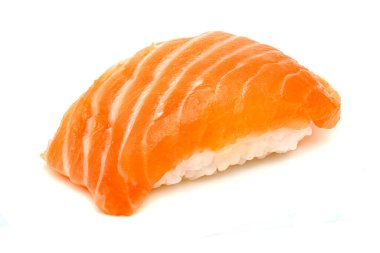 Somon suşisi nigiri beyaz arka planda izole edilmiş, Japon yemeği.