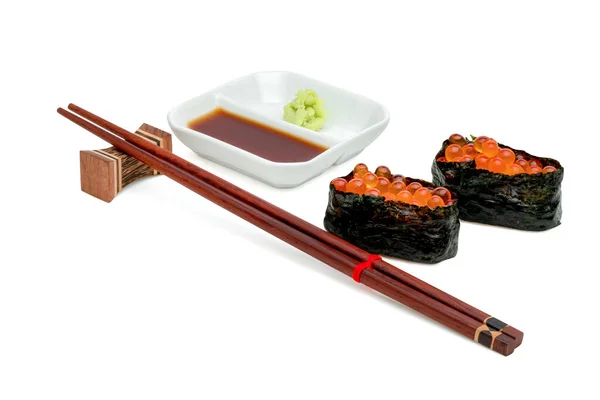 Rolované Sushi Lososa Jikry Nigiri Japonskou Wasabi Omáčkou Dřevěnými Hůlkami — Stock fotografie
