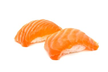 Somon suşisi nigiri beyaz arka planda izole edilmiş, Japon yemeği.