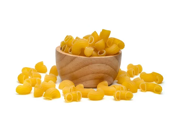 Rauwe Macaroni Pasta Met Houten Kom Geïsoleerd Witte Achtergrond — Stockfoto