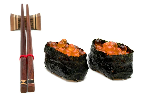 Rolované Sushi Lososa Jikry Nigiri Dřevěnými Hůlkami Izolované Bílém Pozadí — Stock fotografie