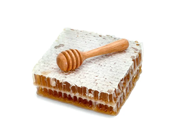 新鲜的蜂窝片和木制蜂蜜搅拌器 白色背景隔离 — 图库照片