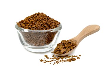 Cam kâse ve beyaz arka planda izole edilmiş tahta kaşık ile anında kahve tozu. 