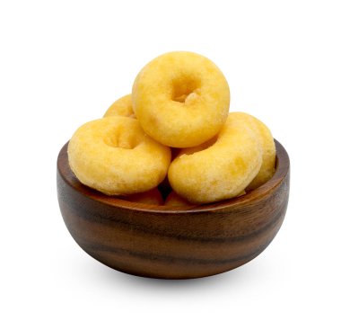 Beyaz arka planda izole edilmiş ahşap kaseli küçük şeker halka çöreği, kırpma yolunu da içerir