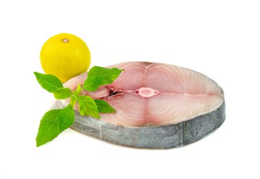 Beyaz arka planda izole edilmiş limon ve yaprak fesleğenli benekli uskumru dilimi veya benekli uskumru.