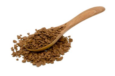 Beyaz arka planda izole edilmiş tahta kaşıkla anında kahve tozu.