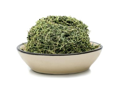 Beyaz arka planda izole edilmiş seramik kasede kekik ya da limon kekik yaprağı 