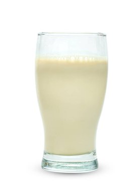 Beyaz zemin üzerinde izole edilmiş şeffaf cam içinde soya sütü ve köpük, kırpma yolunu içerir
