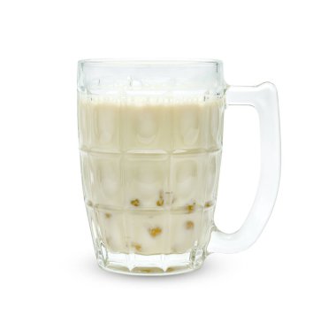 Beyaz zemin üzerinde izole edilmiş şeffaf cam içinde soya sütü ve köpük, kırpma yolunu içerir