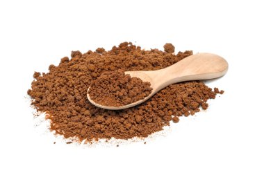 Beyaz arka planda izole edilmiş tahta kaşıkla anında kahve tozu. 