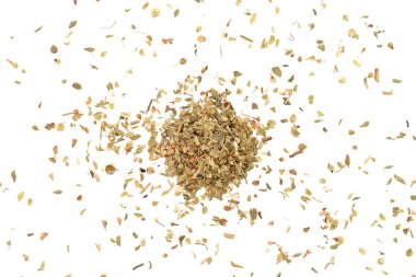 Kurumuş kekik yaprakları beyaz arkaplanda izole edilmiş