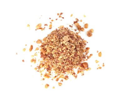 Kızarmış yer fıstığı beyaz arka planda izole edilmiş.