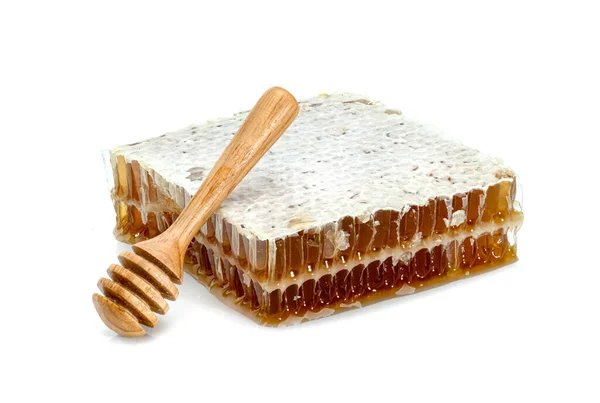 新鲜的蜂窝片和木制蜂蜜搅拌器 白色背景隔离 — 图库照片