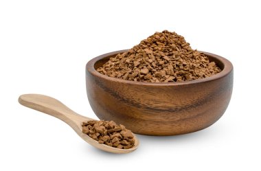 Beyaz arka planda izole edilmiş ahşap kaşık ve kâse ile anlık kahve tozu, kırpma yolunu da içerir