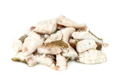 Barramundi ya da Asya deniz kabuğu balığı beyaz arka planda izole bir şekilde kaynatıldı