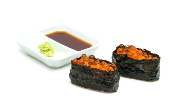 Rolled Sushi Του Σολομού Roe Nigiri Ιαπωνική Σάλτσα Wasabi Απομονώνονται — Φωτογραφία Αρχείου