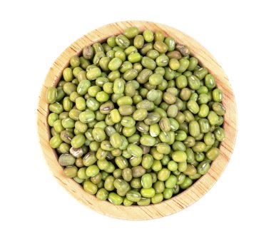 Beyaz arka planda izole edilmiş ahşap kaseli yeşil fasulye.